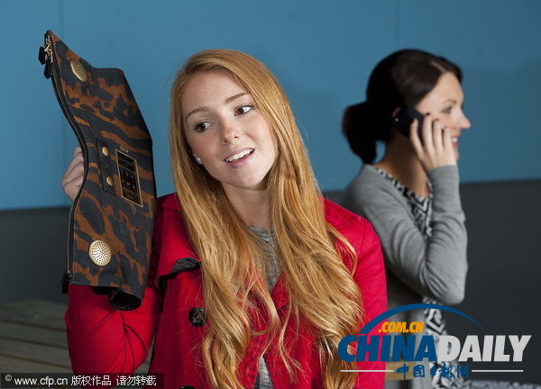 時尚設(shè)計師變廢為寶 用廢棄手機零件發(fā)明可打電話提包