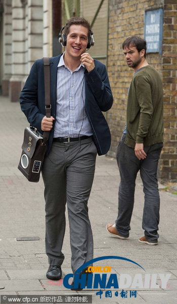 時尚設計師變廢為寶 用廢棄手機零件發明可打電話提包