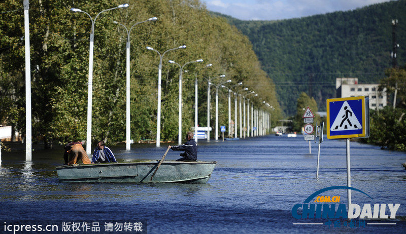 俄羅斯遠東地區(qū)洪水依舊肆虐 街道一片汪洋（圖）