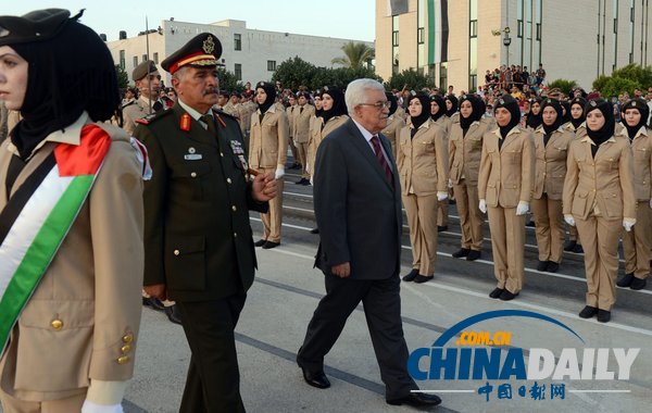 巴勒斯坦第一批女兵獲學士學位 手握木槍接受檢閱