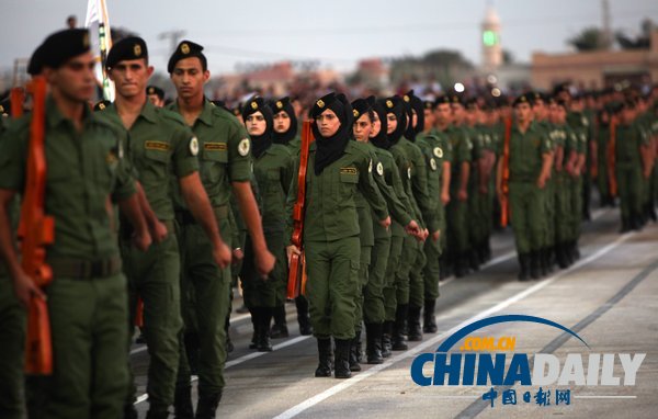 巴勒斯坦第一批女兵獲學士學位 手握木槍接受檢閱