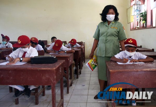 印尼錫納朋火山爆發(fā) 學(xué)生戴口罩淡定上課（組圖）