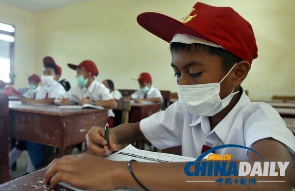 印尼錫納朋火山爆發 學生戴口罩淡定上課（組圖）