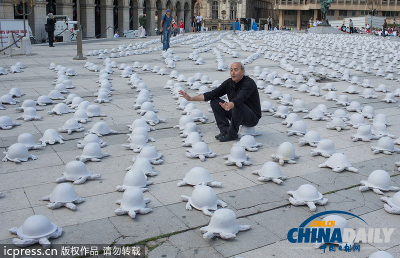 藝術家打造千只“鋼盔海龜” 譴責暴力事件頻發