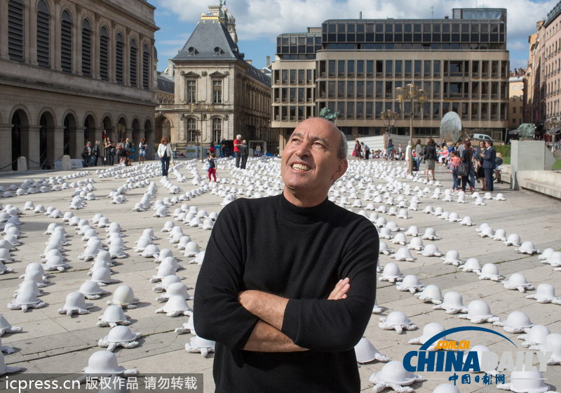 藝術家打造千只“鋼盔海龜” 譴責暴力事件頻發