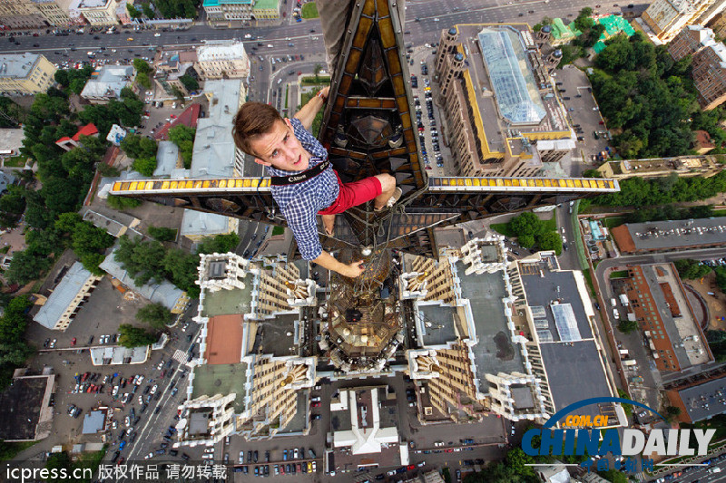 俄青年徒手攀爬大樓拍俯瞰照 毫不畏懼藝高人膽大