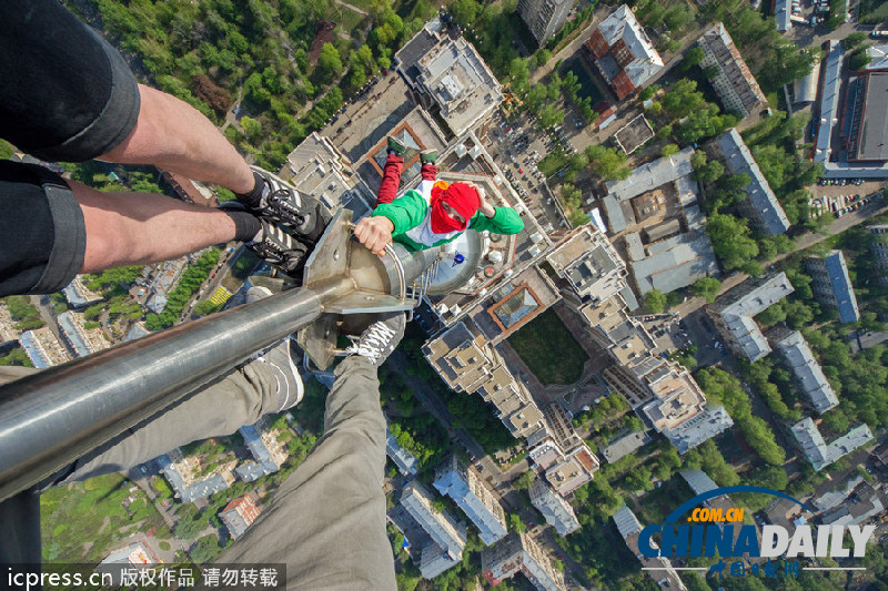 俄青年徒手攀爬大樓拍俯瞰照 毫不畏懼藝高人膽大