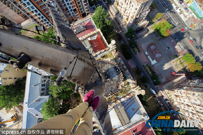 俄青年徒手攀爬大樓拍俯瞰照 毫不畏懼藝高人膽大