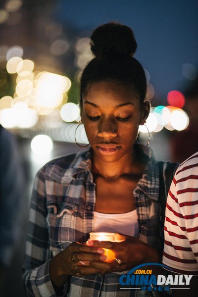 美民眾參加燭光守夜 紀念海軍司令部槍擊案受害者(組圖)