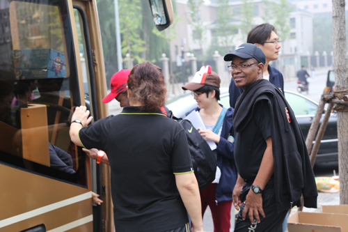 9國外交官參加“登長城，賞金秋”活動