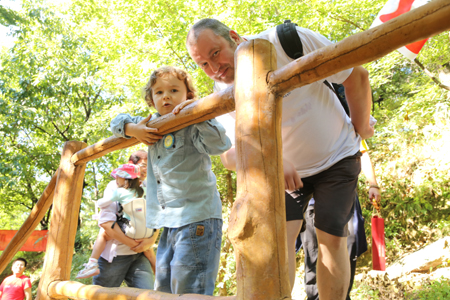 9國外交官參加“登長城，賞金秋”活動