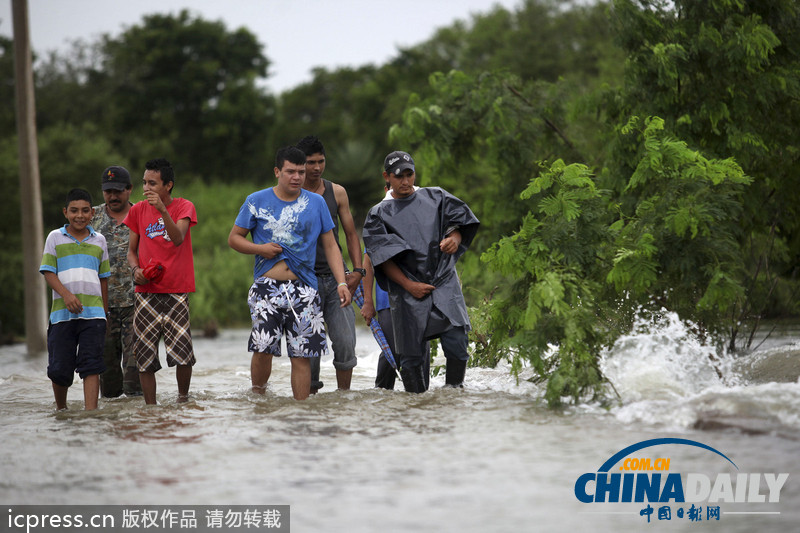 墨西哥颶風引山體滑坡致至少34死 公路被劈斷