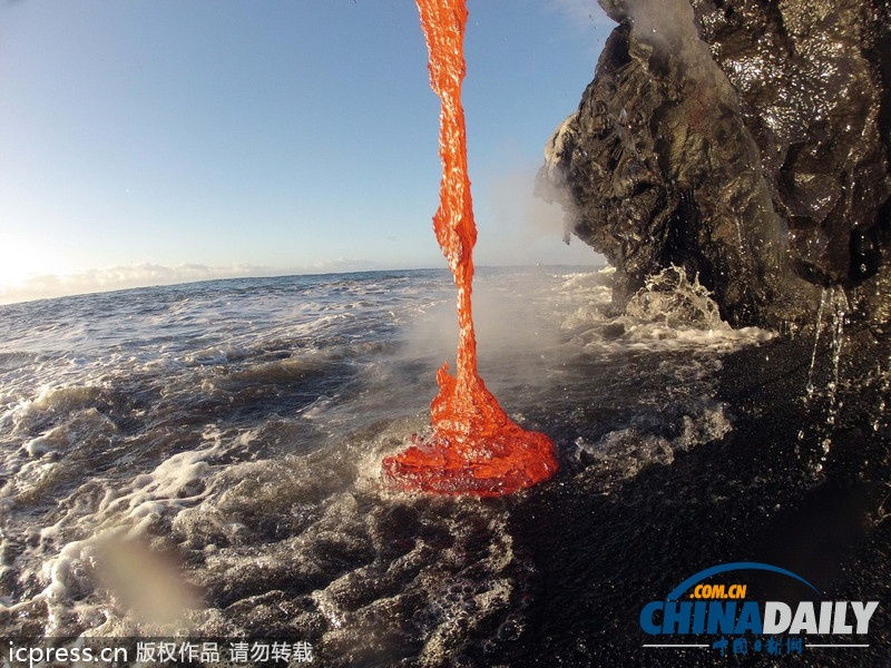 水火交織 攝影師冒險(xiǎn)近距離拍攝巖漿入海震撼照