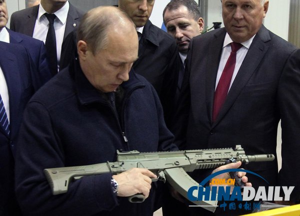 俄總統普京視察兵工廠 檢查并親自調試槍支