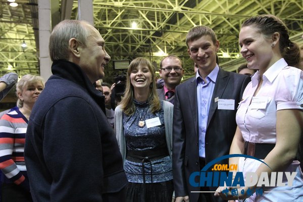 俄總統普京視察兵工廠 檢查并親自調試槍支