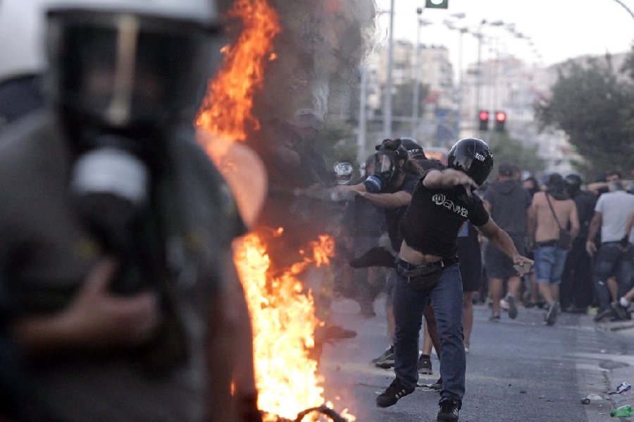 雅典民眾暴力示威 希臘社會危機或瀕臨“紅線”