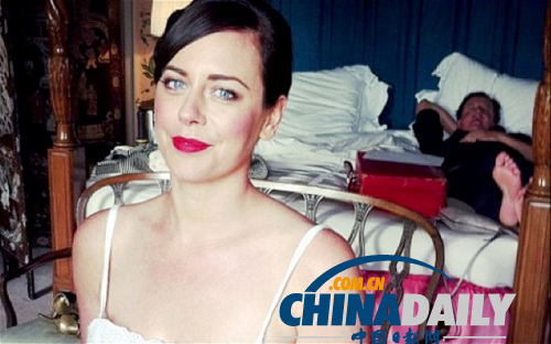 卡梅倫赤腳躺床照被小姨子曝光 遭英媒調侃(圖)