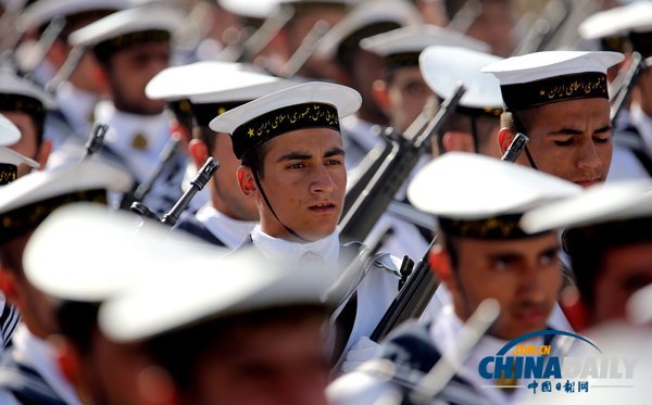 魯哈尼出席伊朗年度閱兵式 稱希望敘利亞結(jié)束內(nèi)戰(zhàn)