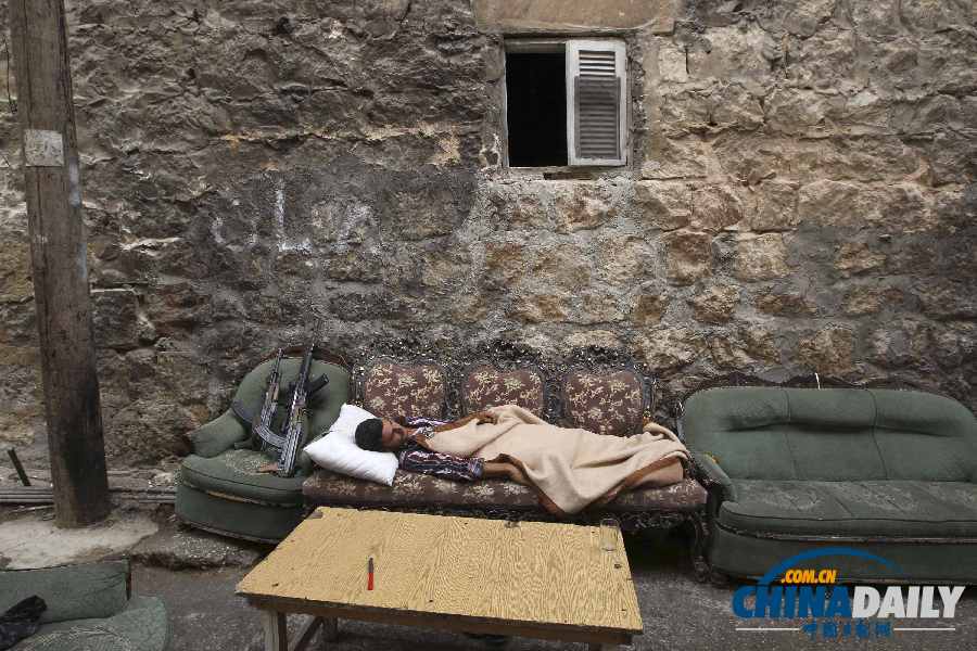 敘利亞反對派士兵生活悠閑 自制“憤怒的小鳥”裝置