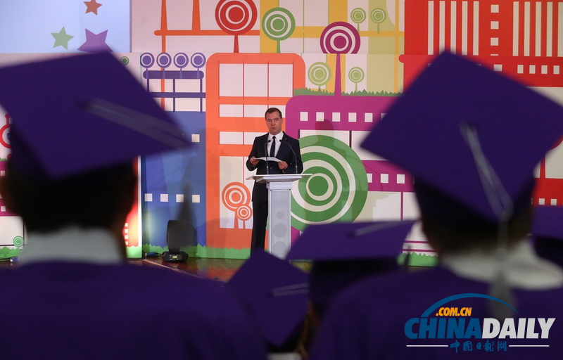 梅德韋杰夫視察學校 與畢業生合影留念(組圖)