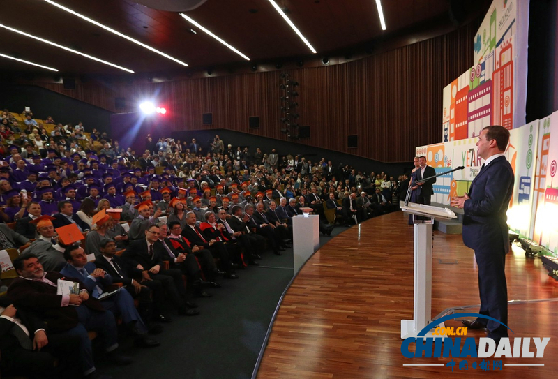 梅德韋杰夫視察學校 與畢業生合影留念(組圖)