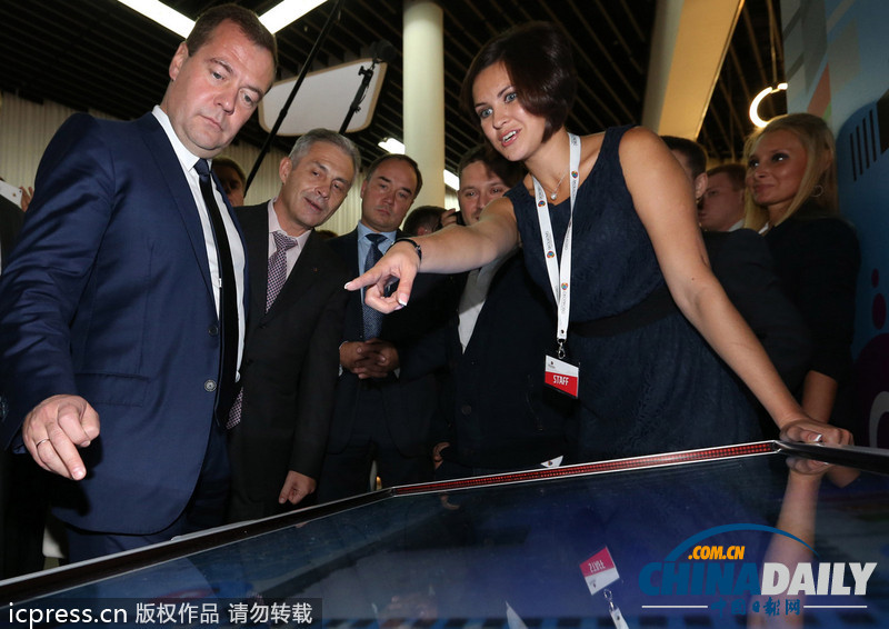 梅德韋杰夫視察學校 與畢業生合影留念（組圖）