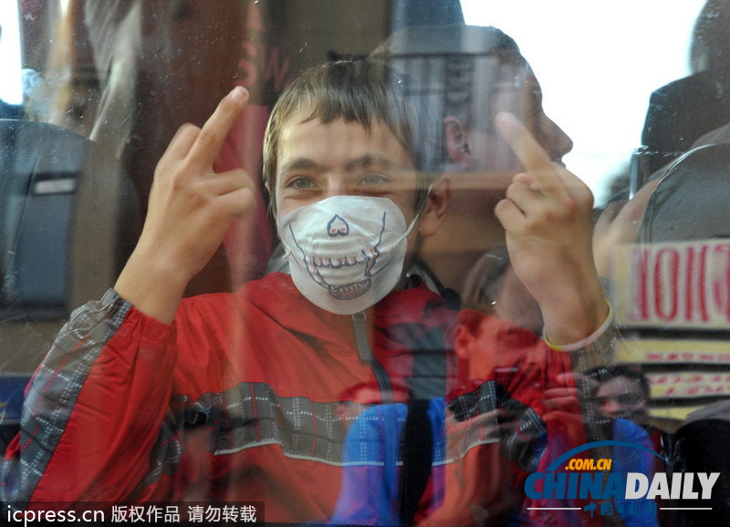 俄羅斯民眾游行抗議非法移民 被警方逮捕做不雅手勢(shì)