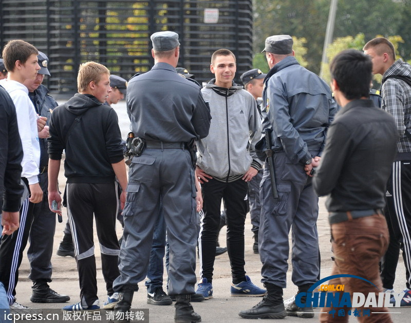 俄羅斯民眾游行抗議非法移民 被警方逮捕做不雅手勢