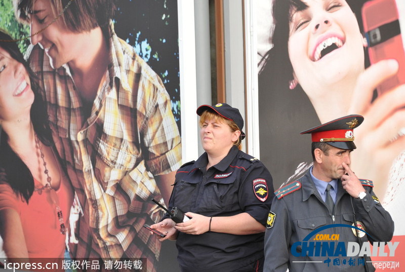 俄羅斯民眾游行抗議非法移民 被警方逮捕做不雅手勢