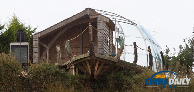 英男主持懸崖上用廢料建度假屋
