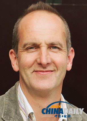 英男主持懸崖上用廢料建度假屋