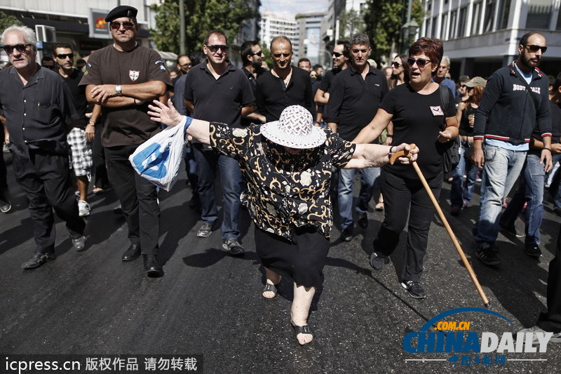 飯碗恐不保希臘市政警察抬棺材抗議政府裁員<BR>