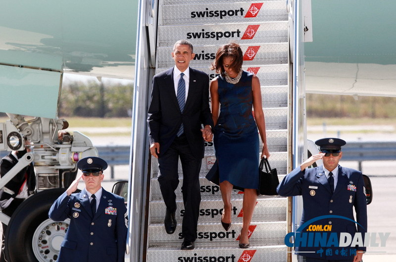 奧巴馬攜夫人乘專機(jī)參加聯(lián)合國(guó)大會(huì) 米歇爾揉眼睛顯疲勞