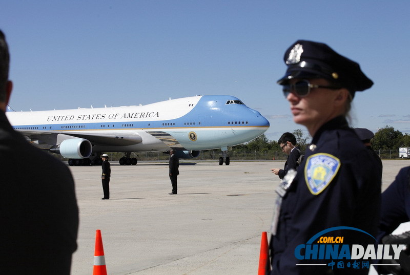 奧巴馬攜夫人乘專機(jī)參加聯(lián)合國大會 米歇爾揉眼睛顯疲勞