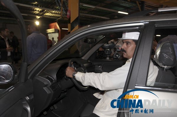 委內瑞拉總統視察工廠試駕汽車 采用中國技術生產