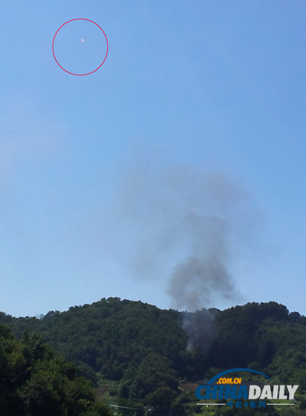 一架F-5戰機在韓國墜毀 飛行員跳傘逃生（組圖）