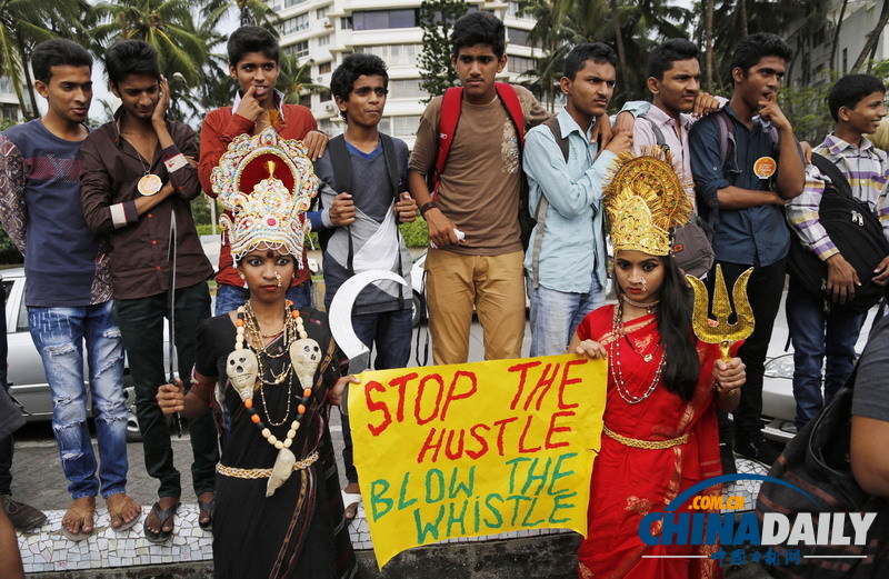 印度學生扮魔王和女神 抗議婦女遭性暴力