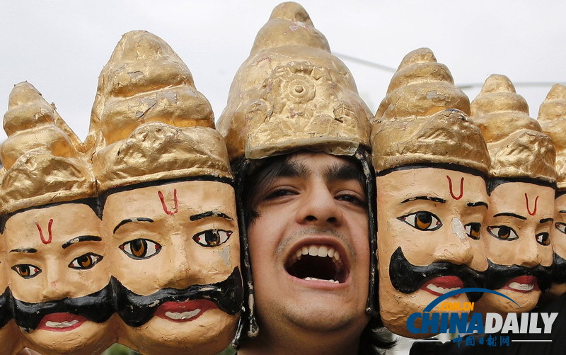 印度學生扮魔王和女神 抗議婦女遭性暴力