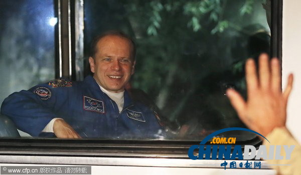 聯盟號宇宙飛船發射在即 遠征37宇航員“笑對挑戰”