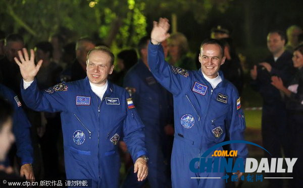 聯(lián)盟號宇宙飛船發(fā)射在即 遠征37宇航員“笑對挑戰(zhàn)”