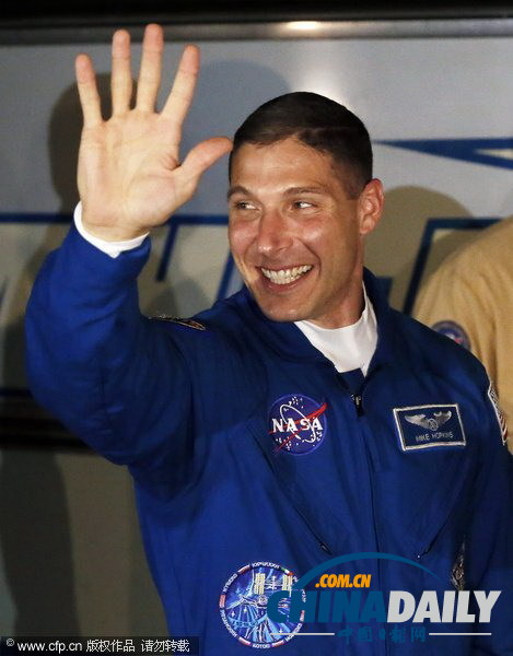 聯盟號宇宙飛船發射在即 遠征37宇航員“笑對挑戰”