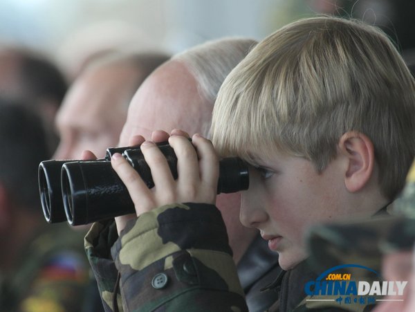 俄白總統(tǒng)現(xiàn)身聯(lián)合軍演現(xiàn)場 不及盧卡申科兒子“搶鏡”