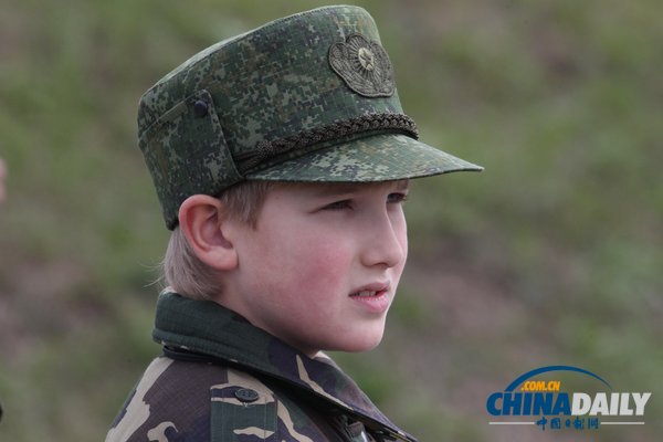 俄白總統現身聯合軍演現場 不及盧卡申科兒子“搶鏡”