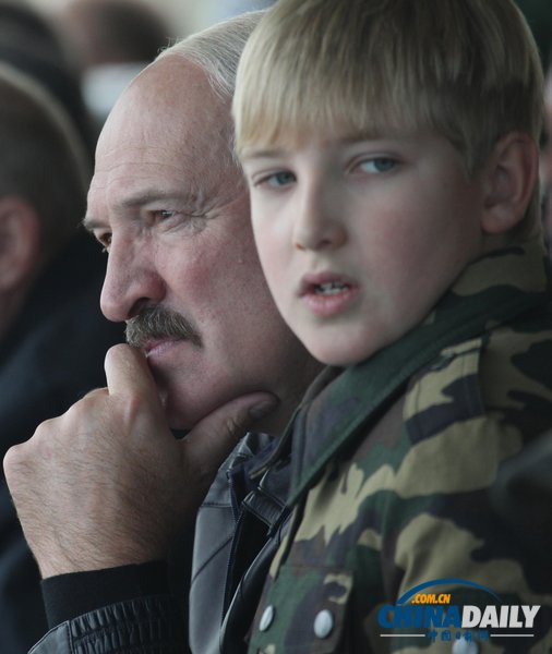 俄白總統(tǒng)現(xiàn)身聯(lián)合軍演現(xiàn)場 不及盧卡申科兒子“搶鏡”