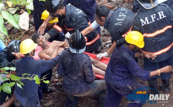 印度孟買一五層樓房坍塌 或60人被埋(組圖)