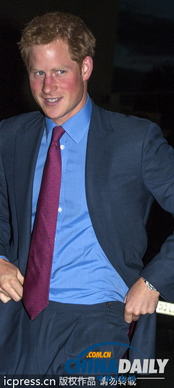 英國哈里王子參加活動拉褲頭 行為不雅