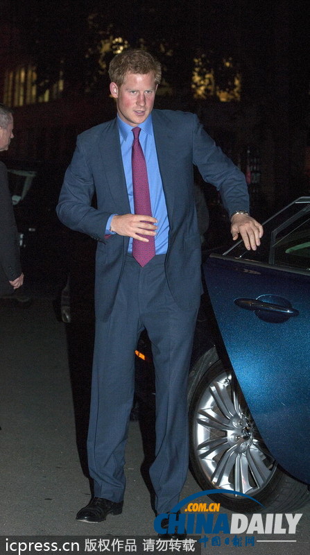 英國哈里王子參加活動拉褲頭 行為不雅