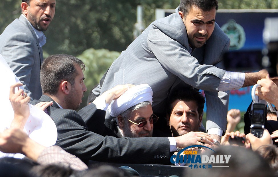 魯哈尼與奧巴馬歷史性通話后回國 遭熱捧和扔鞋“兩重天”（圖）