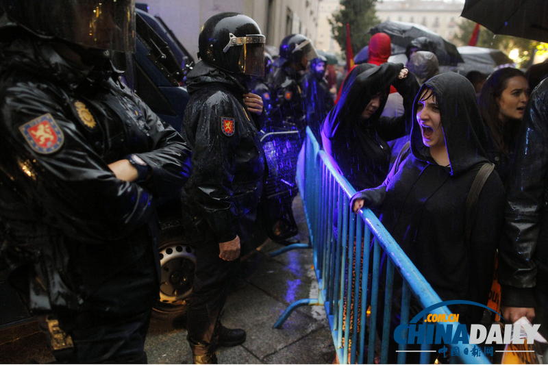 西班牙民眾游行勒令國王下臺 要求取消君主立憲制