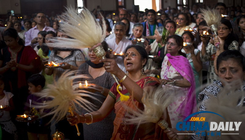 肯尼亞宗教信徒跳舞點蠟燭悼念商場襲擊案中遇難者